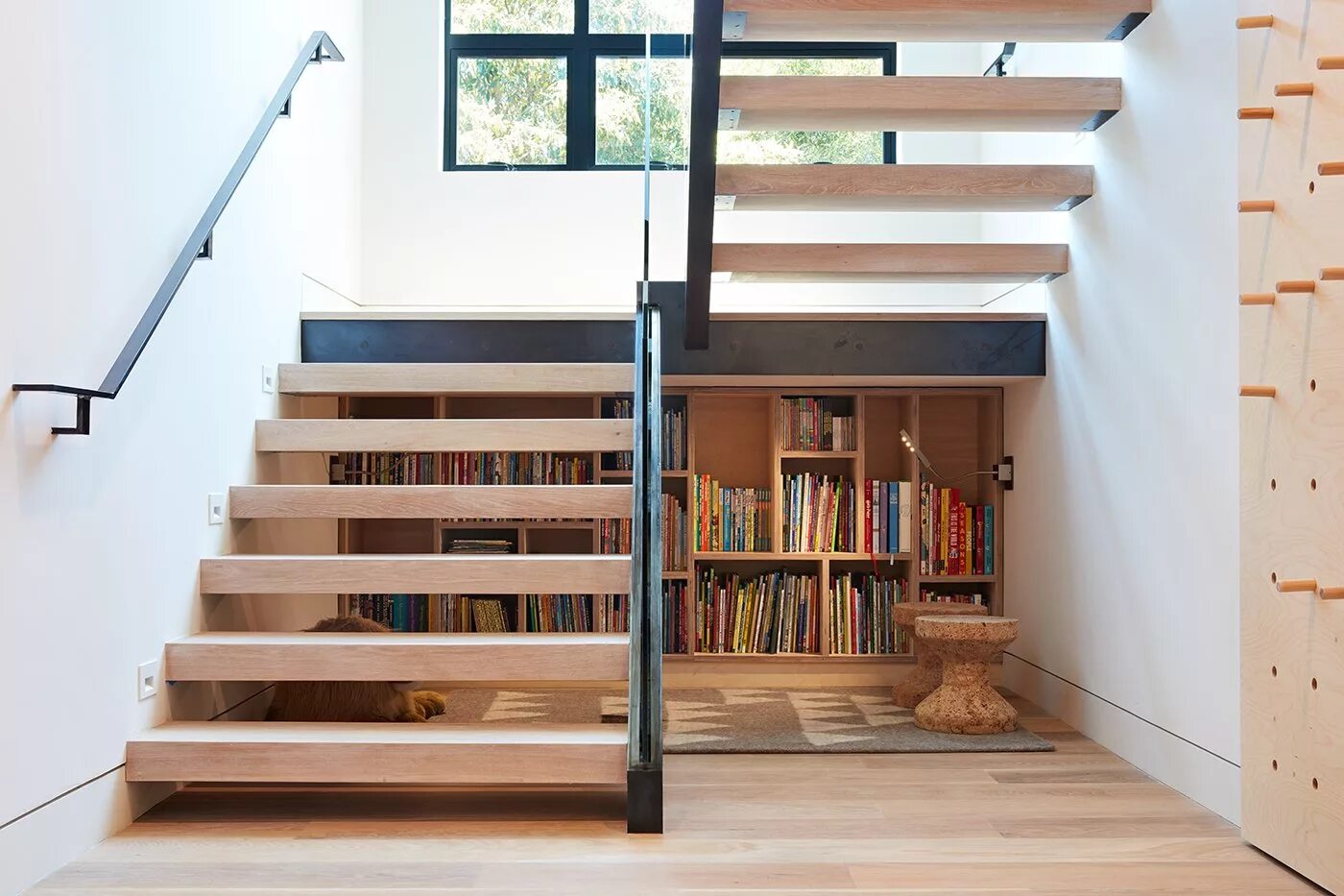 Подлестничное пространство в частном доме фото Photo 10 of 18 in 18 Smart and Surprising Under-Stair Storage Solutions from Tho