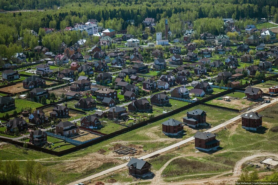 Подмосковные деревни фото Подмосковные муравейники и особняки (траффик!) - Бортжурнал Авто.ру, запись авто