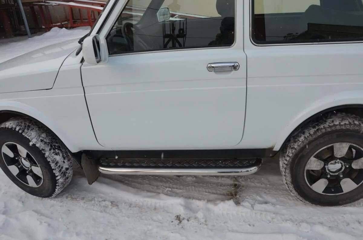 Подножки на ниву фото Пороги с накладным листом для автомобиля LADA Niva 2121, Россия CVNV.21.41 .Купи