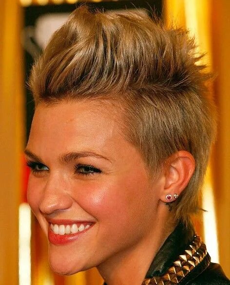 Поднятые короткие прически Faux Hawk Hairstyles for Women - Hairstyles Weekly Cortes de pelo, Cortes de cab