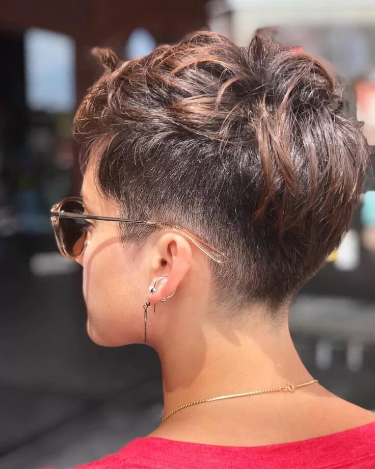 Поднятые короткие стрижки Dark undercut pixie with shaved nape. Short hair styles pixie, Trendy short hair