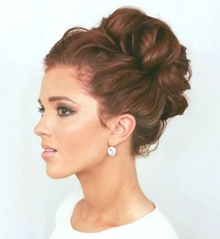 Поднятые прически на средние Idée coiffure de mariage : un chignon de danseuse flou Coiffure, Chignon mariage