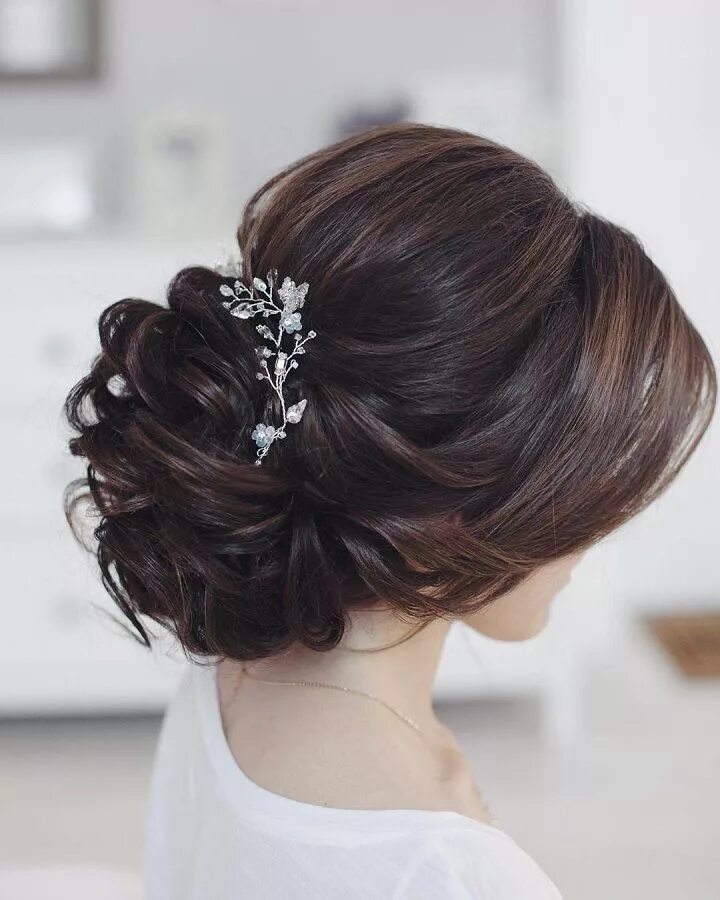 Подобранные прически This beautiful bridal updo hairstyle perfect for any wedding venue Frisur hochze