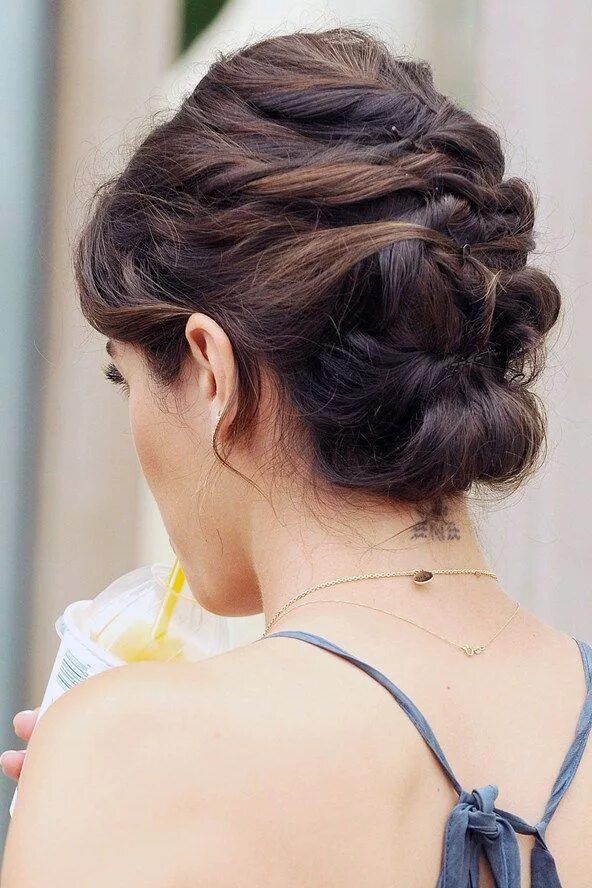 Подобранные прически Aveda Theory Hair Salon Plait hair up, Plaits hairstyles, Casual hair updos