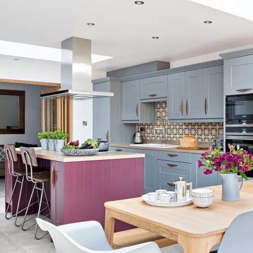 Подобрать интерьер кухни Love the blue, plum and patterned tiles together with the warm wood. Kitchen col