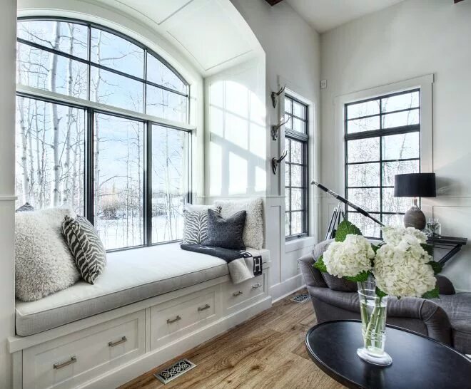 Подоконник в гостиной фото Arched Window-seat Great room with built-in day bed featuring a barrel arch and 