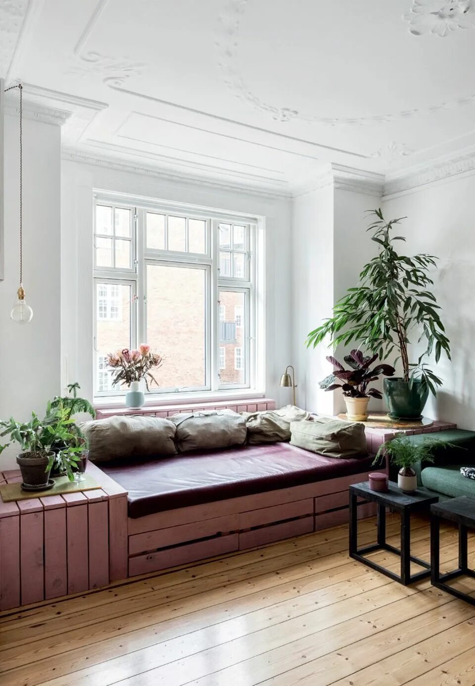 Подоконник в интерьере гостиной Multifunktionelt familiehjem på Østerbro Window seat design, Home decor bedroom,