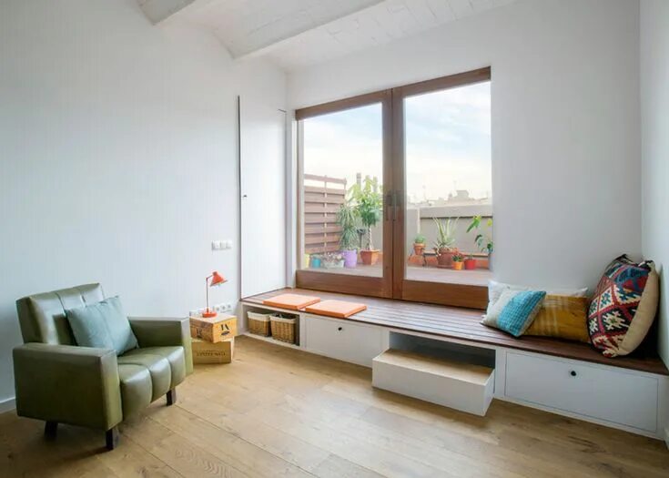 Подоконник в интерьере гостиной Barcelona apartment renovation by Nook with tiles and window seat Modern bedroom