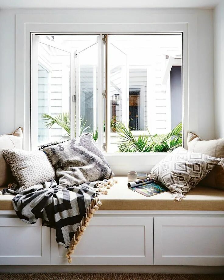 Подоконник в интерьере спальни See this Instagram photo by @insideoutmag * 817 likes Window seat design, Cottag