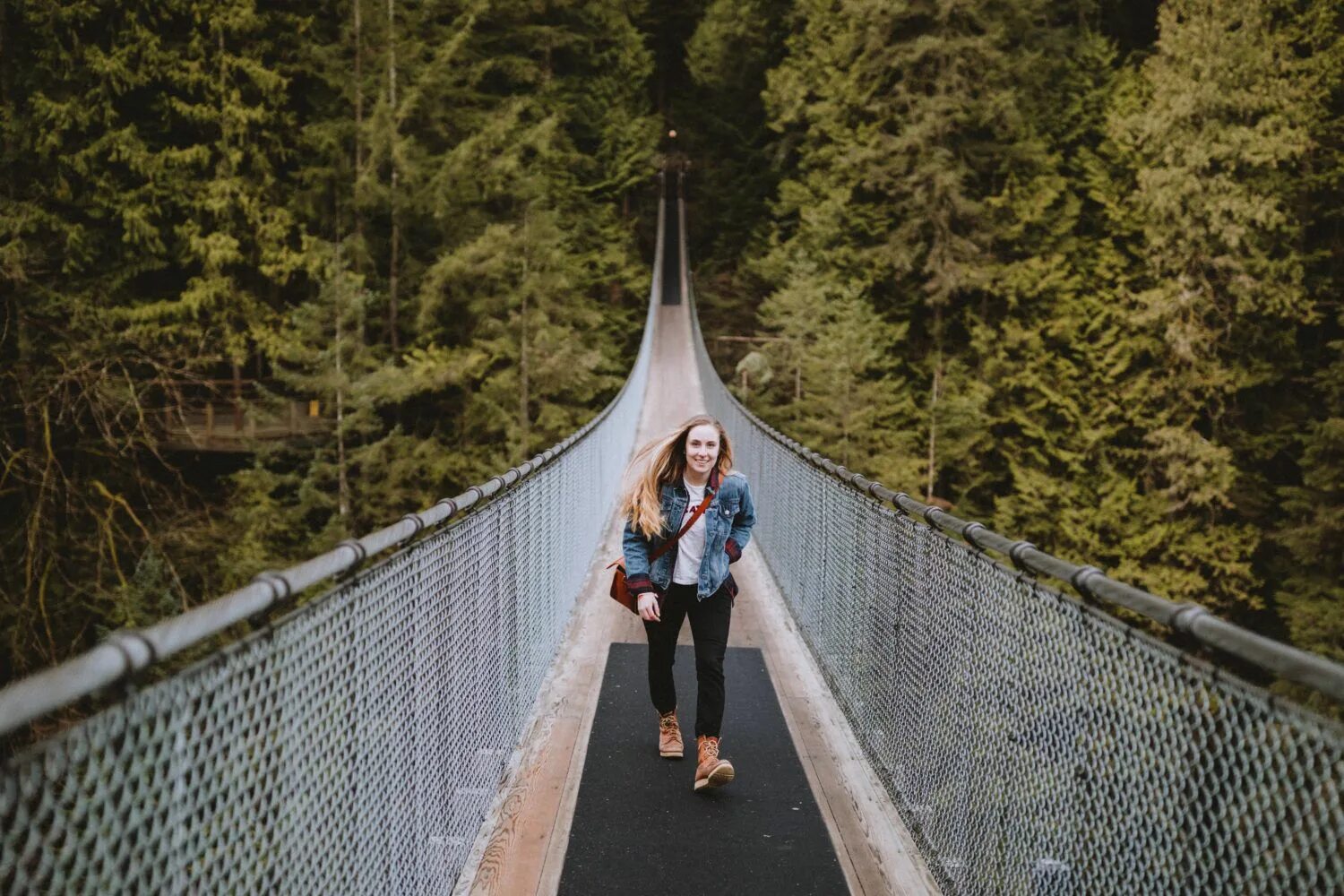 Подпись фото на мосту What To Expect At Capilano Suspension Bridge Park in Vancouver, Canada - The Man