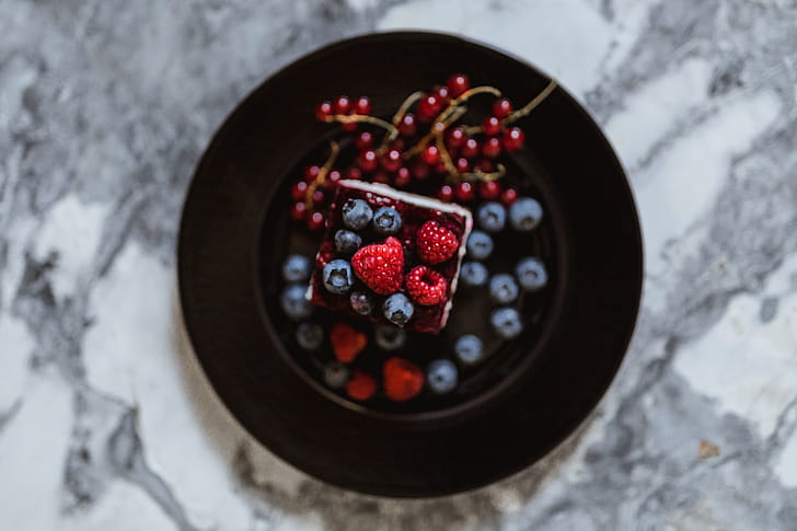 Подпись фото с ягодами Cheesecake with blueberries and raspberries free photos UIHere