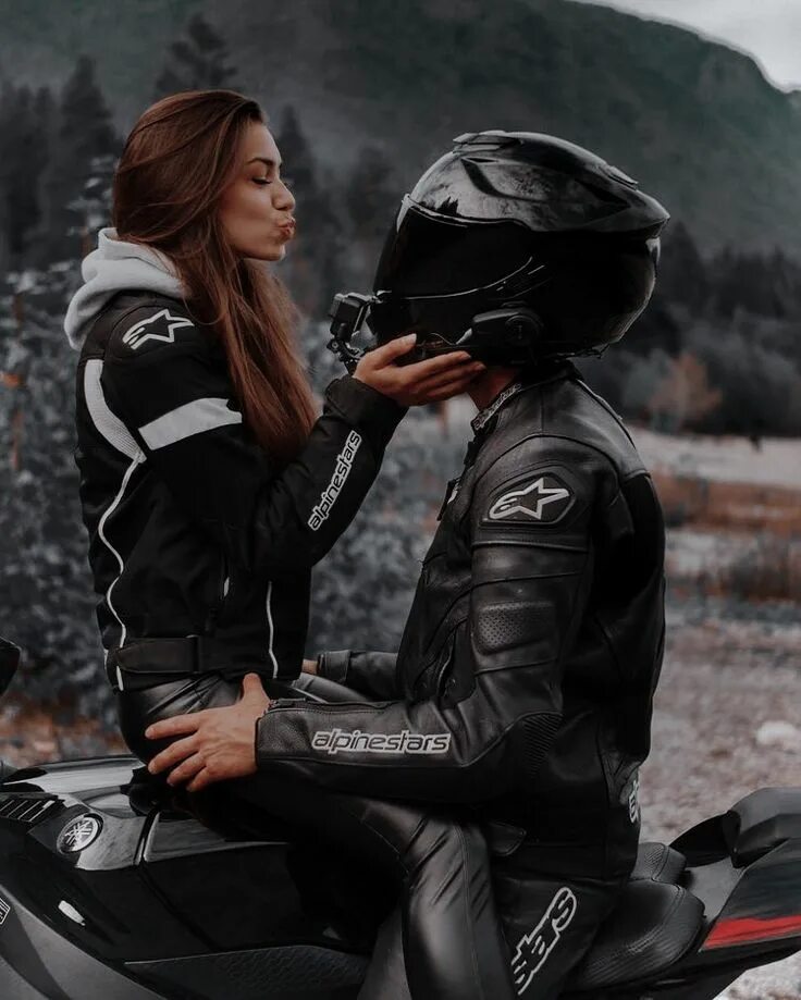 Подпись к фото на мотоцикле девушке Pin by Gitzy Rivera on Themes Motorcycle girl, Motorcycle couple, Bike couple