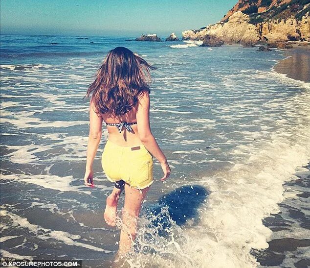 Подпись под фото на море Kelly Brook sizzles as she flaunts her stunning curves on the beach in Malibu Da