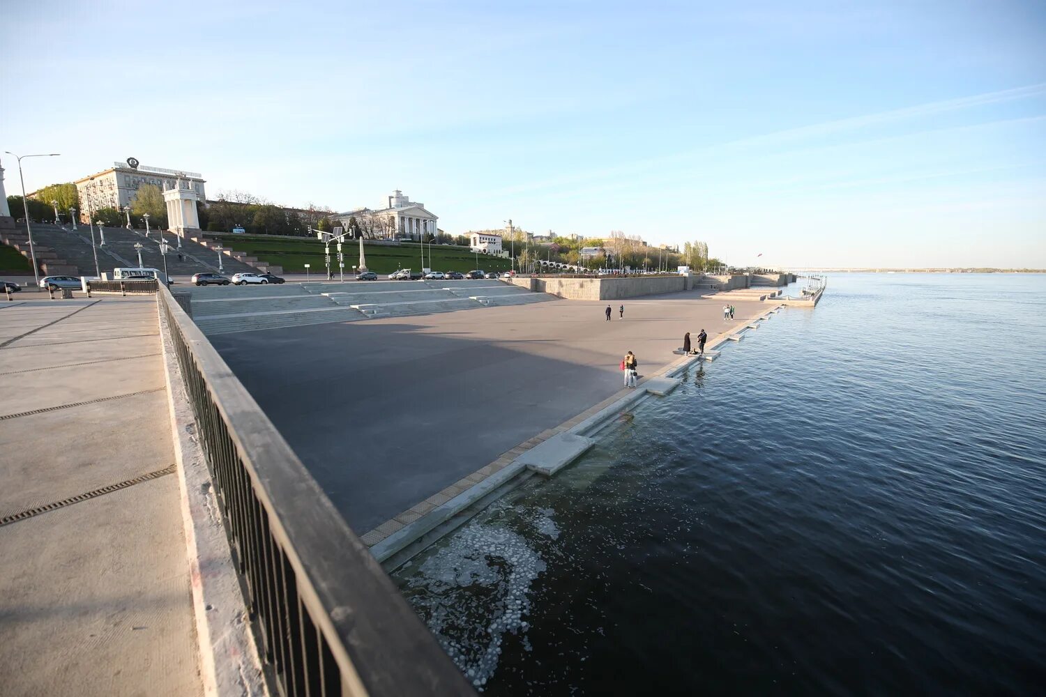 Подписать фото на набережной В Волгограде затопило часть Центральной набережной: фото