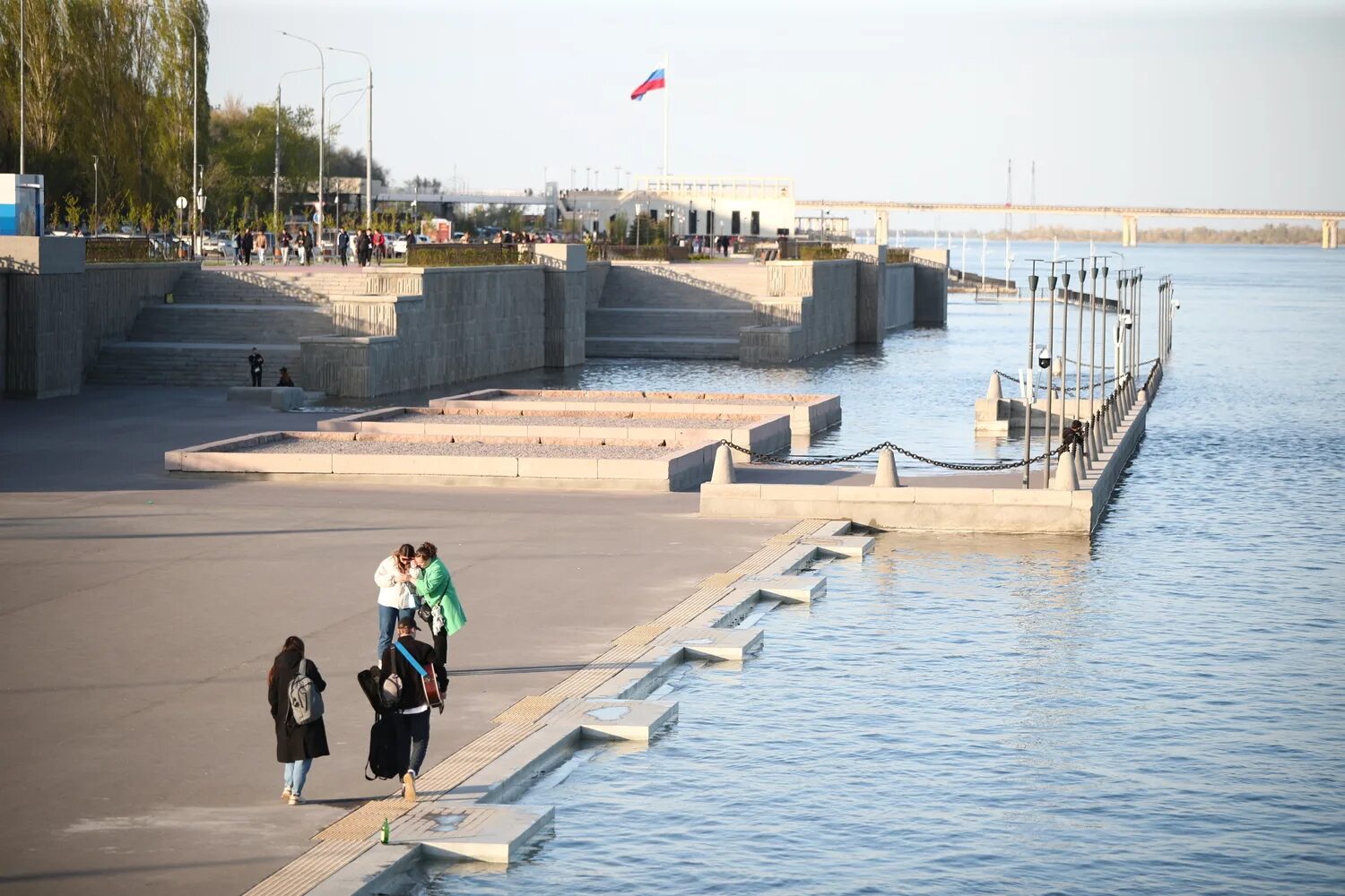 Подписать фото на набережной В Волгограде затопило часть Центральной набережной: фото