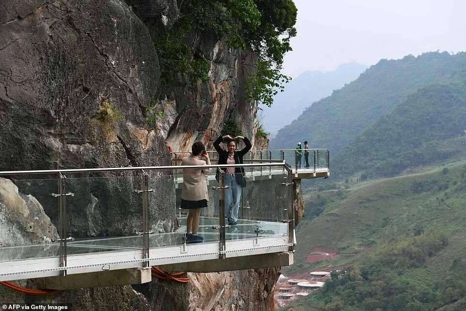 Подписать фото на стеклянном мосту в китае The world's longest glass-bottomed bridge opens in Vietnam Daily Mail Online