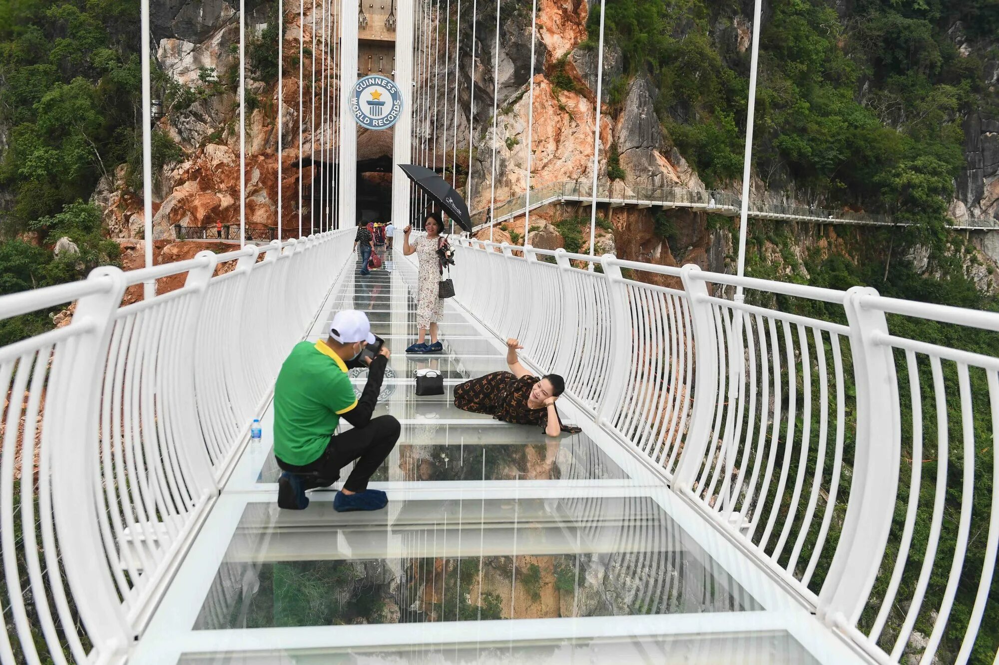 Подписать фото на стеклянном мосту в китае Vietnam hopes to take tourism to new heights with world’s longest glass bridge S