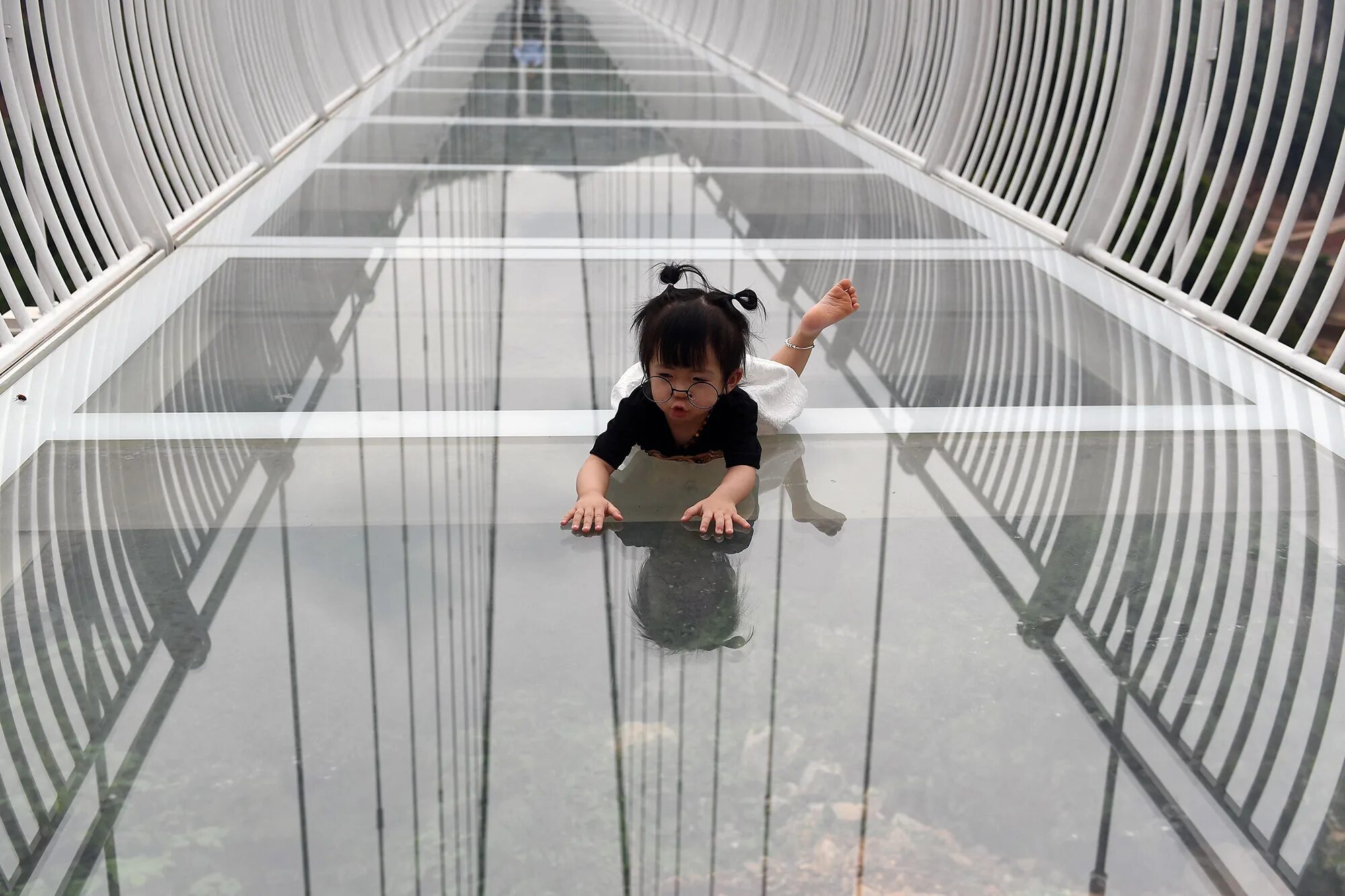 Подписать фото на стеклянном мосту в китае Longest glass-bottom bridge in the world opens in Vietnam