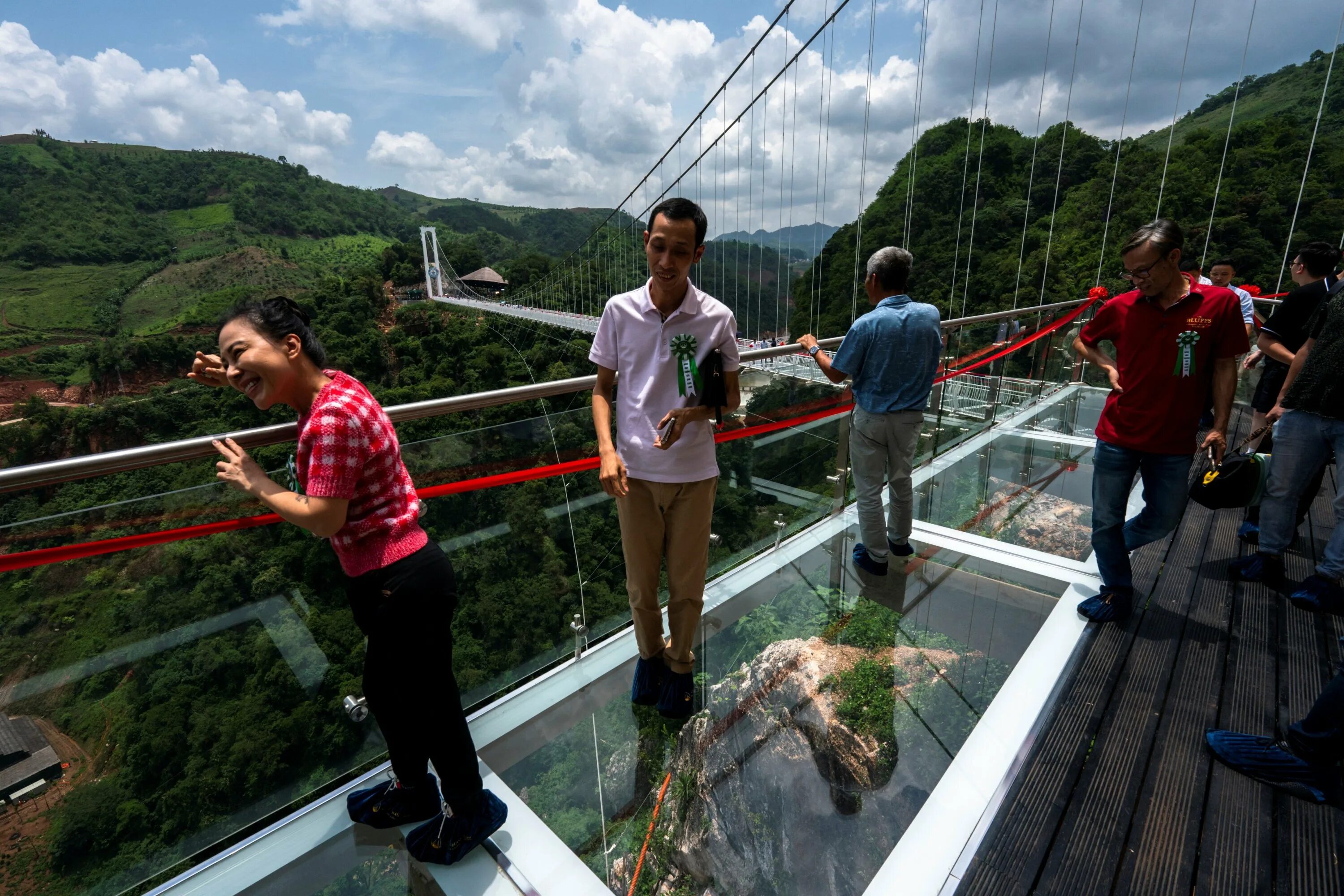 Подписать фото на стеклянном мосту в китае Vietnam's glass bridge offers dizzy heights, sets Guinness Record Daily Sabah