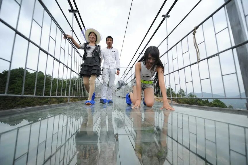 Подписать фото на стеклянном мосту в китае China opens glass suspension bridge in national park tempting tourists into 180m