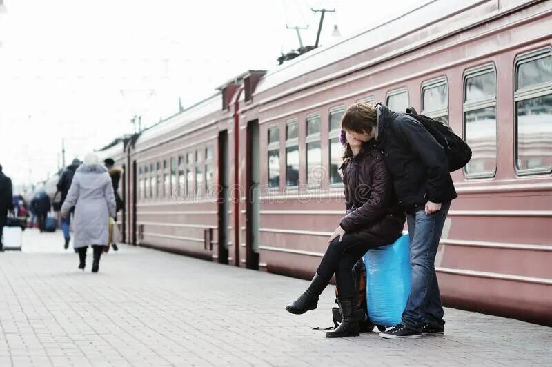 Подписать фото на вокзале Couple on Railway Station Platform Stock Photo - Image of love, kissing: 2811391