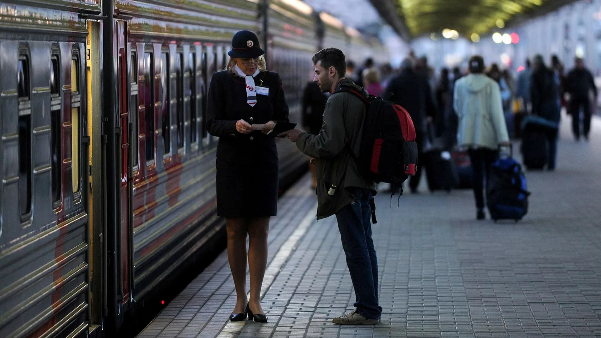 Подписать фото на вокзале Ресурсы в потоке: власти оплатят переезд работников приоритетных отраслей Статьи