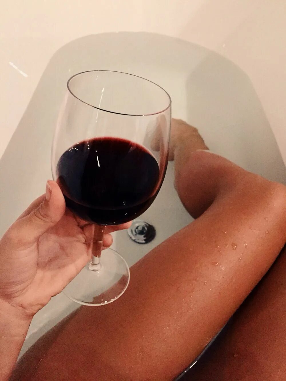 Подписать фото с бокалом вина Wine bath time instagram.com/TashOakley Wine bath, Wine, Lifestyle photography w