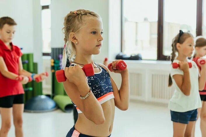 Подписать фото спорт ребенок "ATHLETIC KIDS" (Спортивные дети)