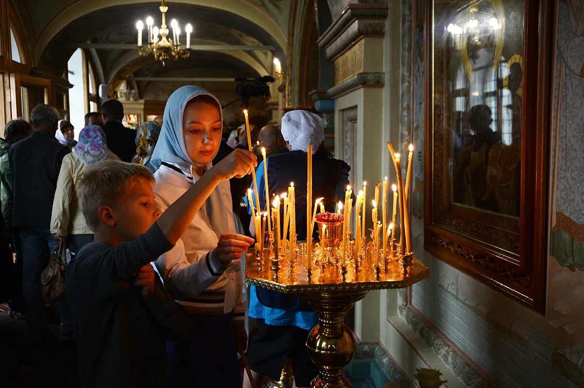 Подписать фото в храме Патриаршее служение в праздник Казанской иконы Божией Матери в Казанском соборе 