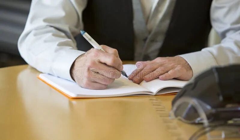 Подписывает бумаги фото Close-up of Man S Hands Signing a Paper Stock Image - Image of career, expertise