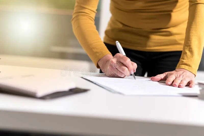 Подписывает бумаги фото Businesswoman Signing Document, Light Effect Stock Photo - Image of desk, person