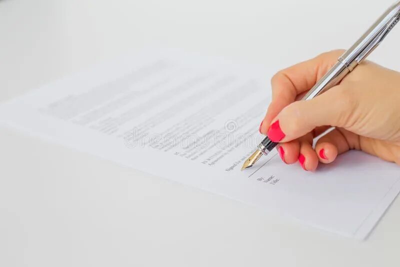 Подписывает бумаги фото Woman signing contract stock image. Image of female, official - 61113389