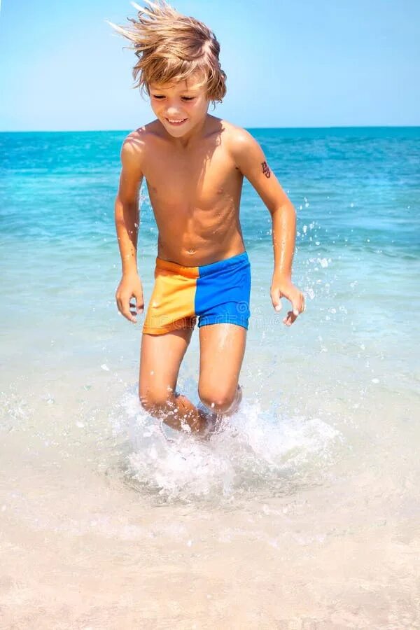 Подростки мальчики фото пляж Young Boy Jumping on the Water at the Sea Stock Image - Image of purity, energy: