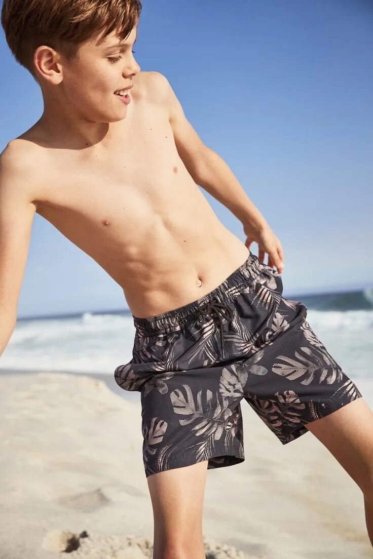 Подростки мальчики фото пляж Black Floral Swim Shorts (3-16yrs) Teenage boy fashion, Boys swim shorts, Pretee