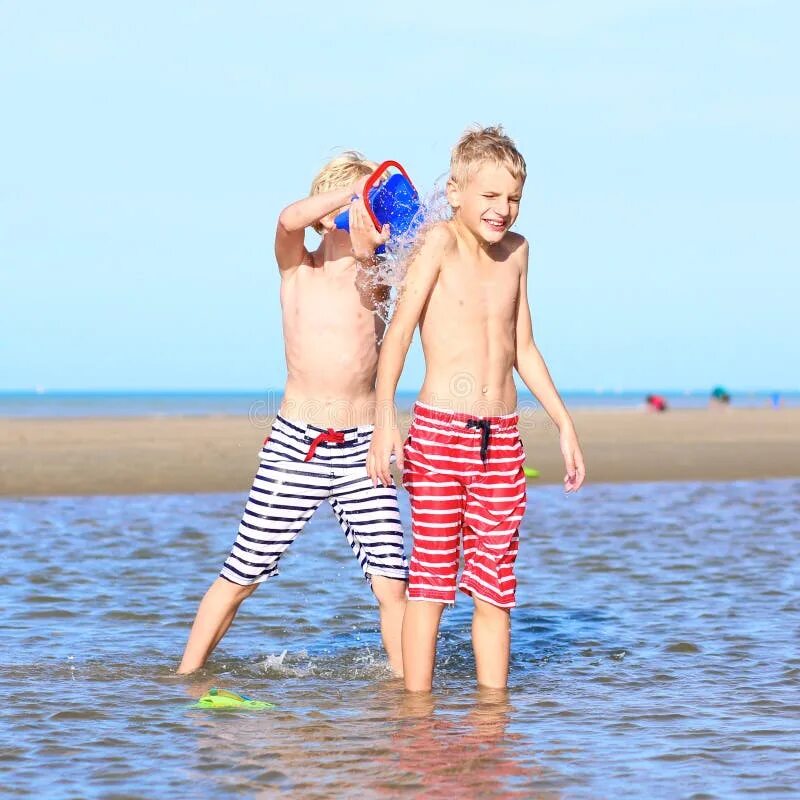 Подростки мальчики фото пляж Twin Brothers Playing on the Beach Stock Image - Image of nature, brothers: 5180