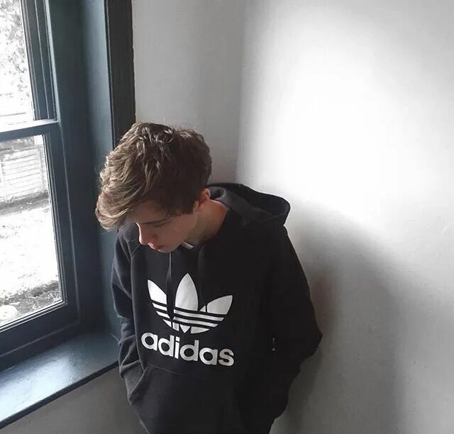 Подростки на фото закрывают лицо ✧ niallsgurrlx ✧ Pretty boys, Adidas, Boys