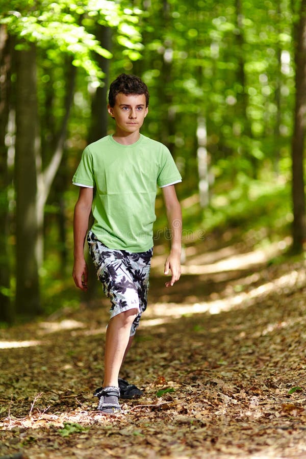 Подростки в лесу фото Boy walking through forest stock photo. Image of happy - 16865206