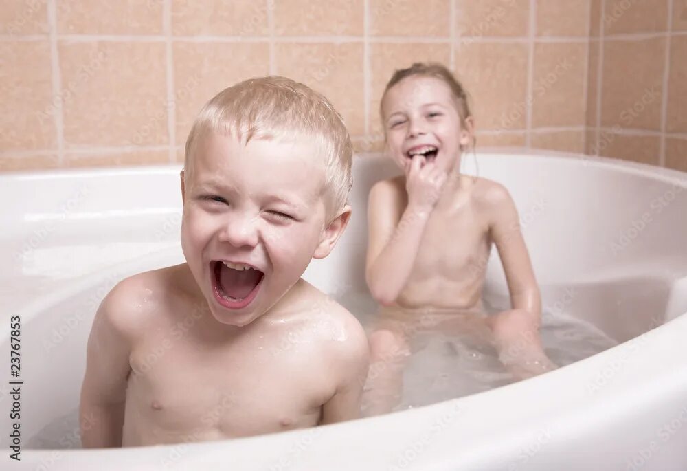 Подростки в ванне фото Little brother and sister in bathtub фотография Stock Adobe Stock