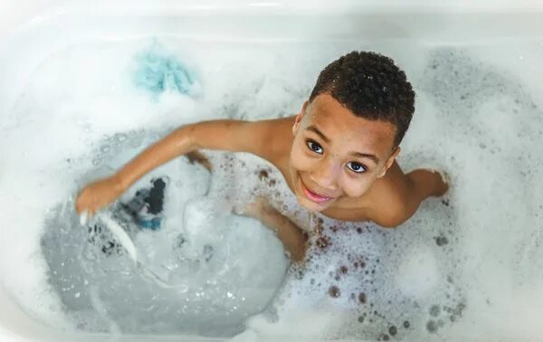 Подростки в ванной фото How often do kids *really* need to take a bath? Kids bath, Baby learning, Childr