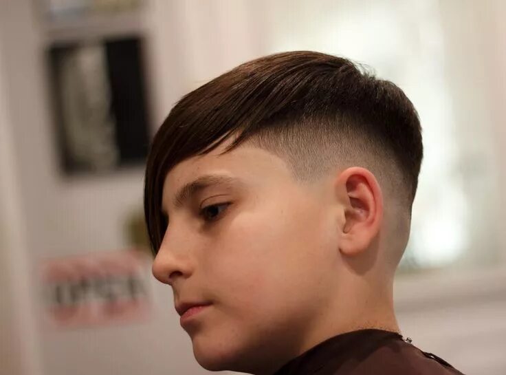 Подростковая стрижка для мальчика с длинной челкой 15+ Teen Boy Haircuts: 2024 Trends + Styles Teen boy haircuts, Teen boy hairstyl