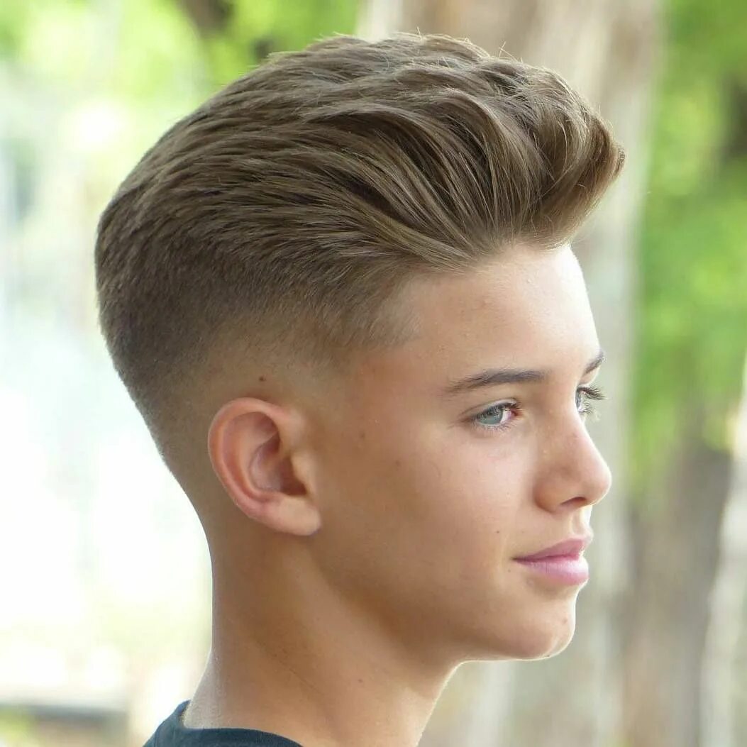 Подростковые модные стрижки для подростков Cheveux brossés en arrière + Dégradé à blanc moyen - Coupe de cheveux homme Coup