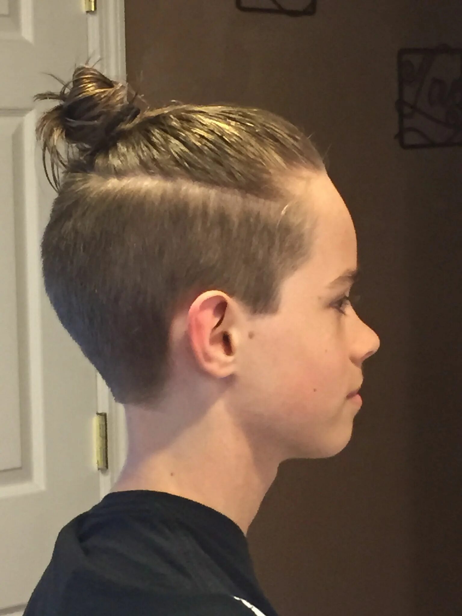 Подростковые прически для мальчиков на длинные волосы Man bun with undercut Man bun haircut, Boy haircuts long, Boys haircuts