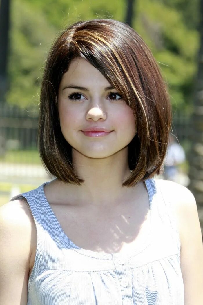 Подростковые стрижки для девочек на средние волосы Selena Gomez Hair: Selena Gomez's Best Hairstyles Hairstyles for fat faces, Roun