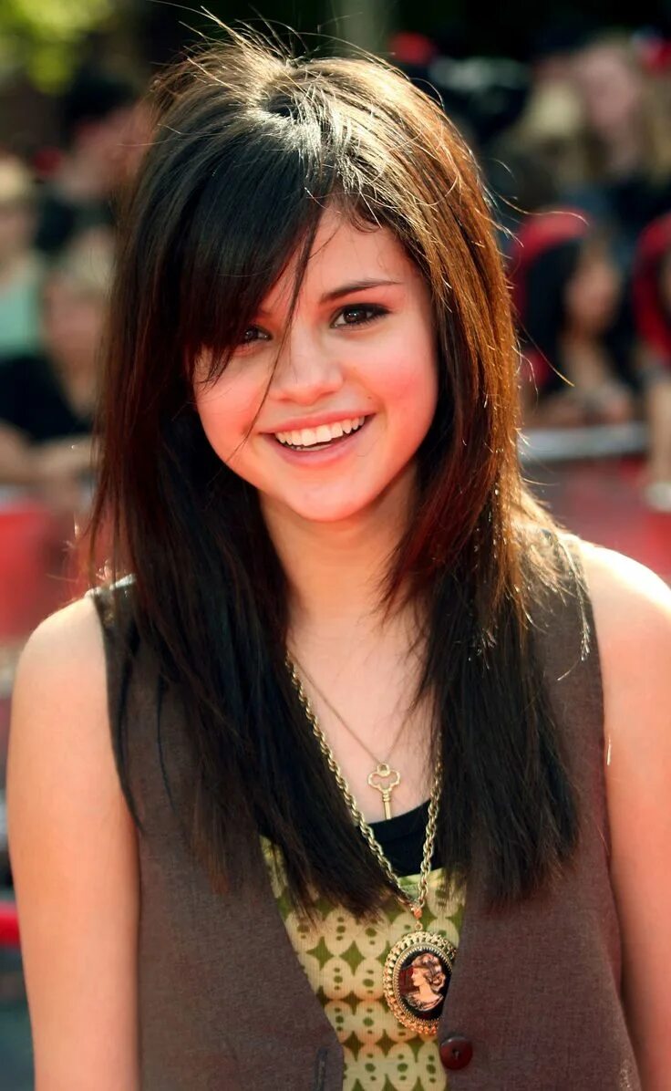 Подростковые стрижки на длинные волосы Selena Gomez's Beauty Evolution Selena gomez hair, Selena gomez haircut, Selena 