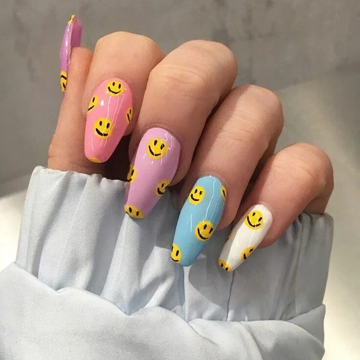 Подростковый дизайн ногтей These happy nails surely put a smile on our faces! Unghie idee, Unghie, Unghie f