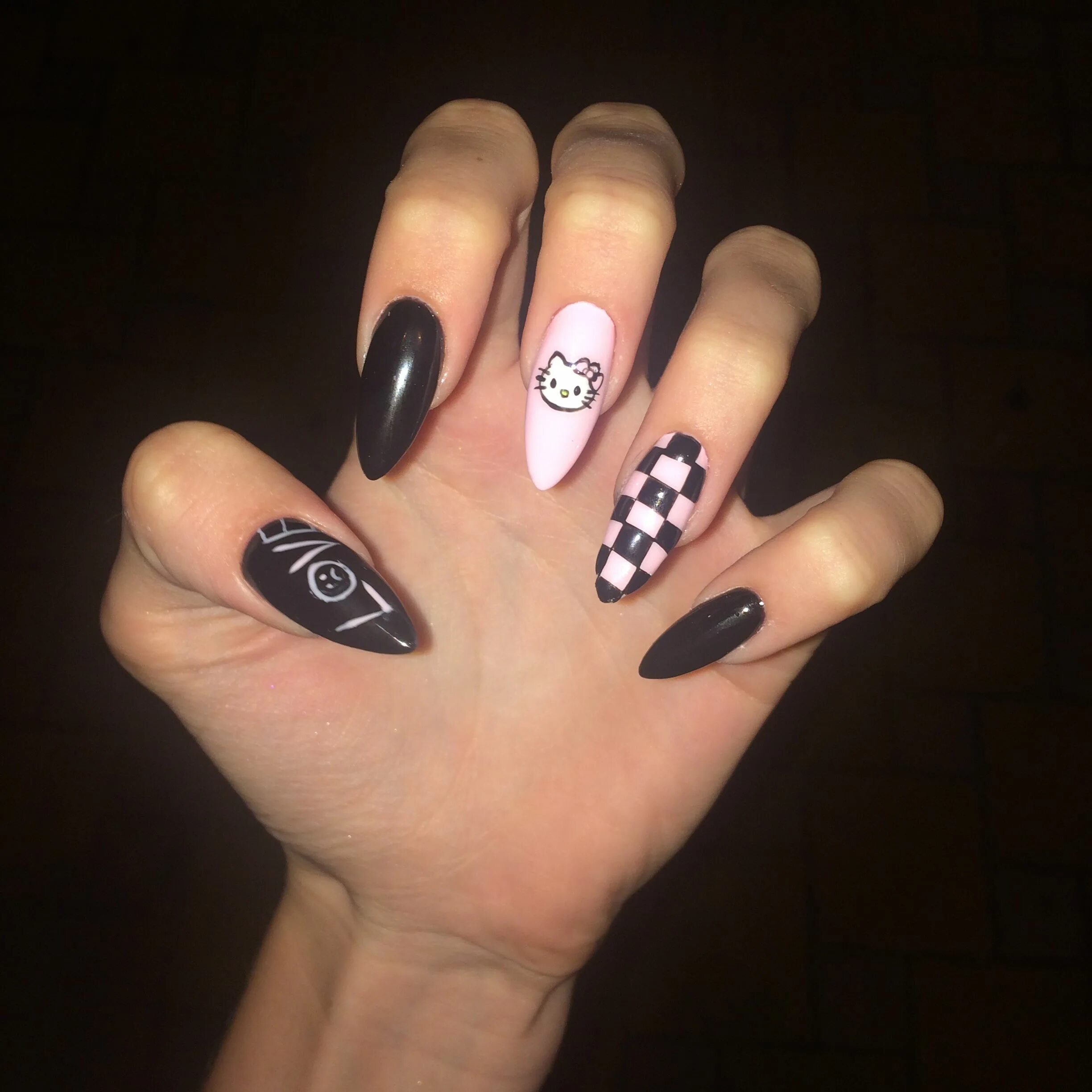 Подростковый дизайн ногтей маникюр nails 2020 клеточка hellokitty goth Ногти в стиле грандж, Острые ногти, 