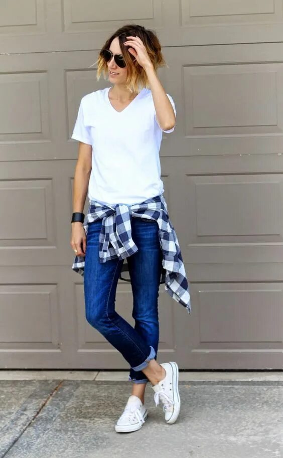 Подросток одет в джинсы кеды футболку фото Bevægelse dokumentarfilm Lure grey shoes light blue jeans white t shirt flannel 