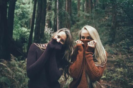 Подруги в лесу фото BRANDY MELVILLE Friends photography, Friend photoshoot, Sisters photoshoot