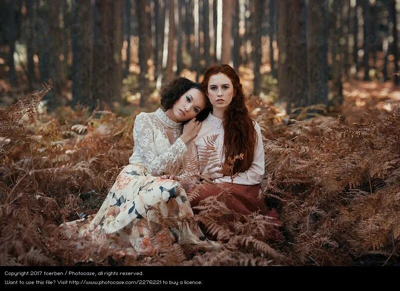 Подруги в лесу фото Vintage Style: Two Women Sitting in the Woods