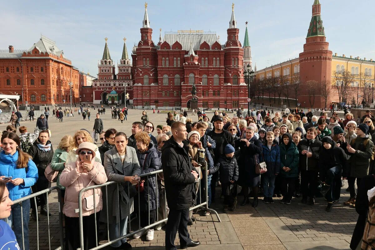 Подружка москва манежная площадь фото Капсула, на которой спустился на Землю первый в мире космический киноэкипаж, нач